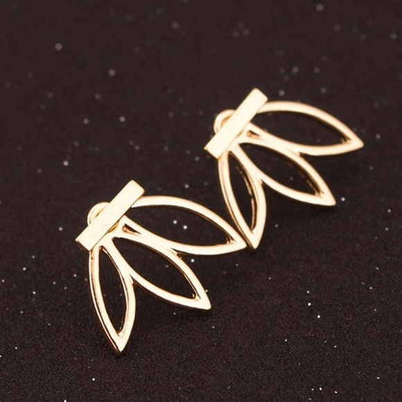 NEW๐๐HP! LOTUS PETAL BAR EARRING๐๐GOLDEN๐LOVE - Picture 3 of 7